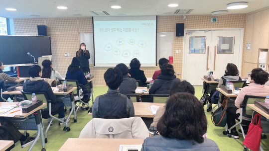서울 중랑구의 ‘찾아가는 자원봉사 스쿨’에서 교육이 진행되고 있다. 중랑구청 제공