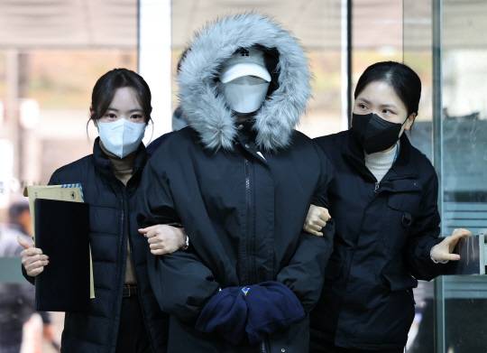 음주운전을 하다 배달기사를 사망케 한 교통사고를 낸 클럽 DJ 안모 씨가 지난 2월 서울 서초구 서울중앙지법에서 열린 구속영장실질심사에 출석하고 있다. 뉴시스