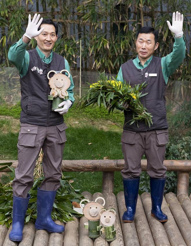 3일 송별식때 푸바오를 대신해 인사말을 전하게 될 송영관, 강철원 사육사