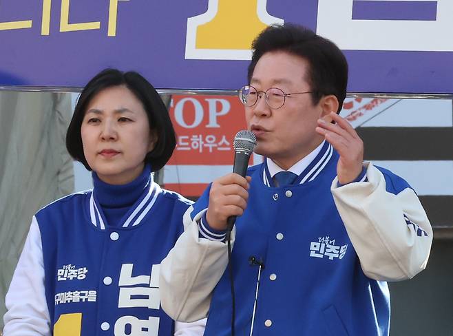 더불어민주당 이재명 대표가 1일 인천 미추홀구 용현시장 앞에서 남영희 후보 지원유세를 하고 있다. [연합]