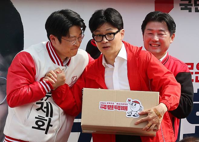 한동훈 국민의힘 비상대책위원장 겸 총괄 선거대책위원장이 2일 세종시 한누리대로 일대에서 국민택배를 들고 류제화(세종시갑) 후보, 이준배(세종시을) 후보와 인사를 나누고 있다. [연합]