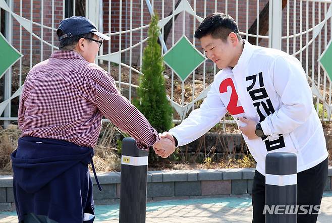 [서울=뉴시스] 이영환 기자 = 제22대 국회의원선거 국민의힘 서울 도봉구갑 김재섭 후보가 1일 오후 서울 도봉구 창동고등학교 앞에서 주민들과 인사를 나누고 있다. 2024.04.01. 20hwan@newsis.com