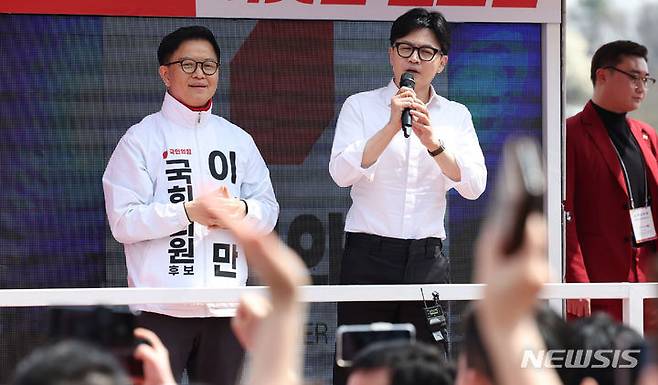 [천안=뉴시스] 추상철 기자 = 한동훈 국민의힘 비상대책위원장이 2일 오전 충남 천안시 서북구 성성호수공원에서 열린 ‘국민의힘으로 천안살리기’ 지원유세에서 이정만 천안시을 후보의 지지를 호소하고 있다. 2024.04.02. scchoo@newsis.com
