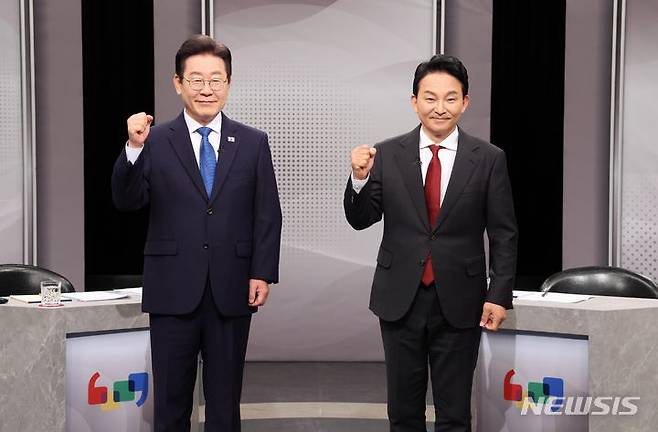 [부천=뉴시스] 국회사진기자단 = 1일 오후 경기 부천시 OBS 경인TV에서 열린 제22대 국회의원선거 인천 계양을 후보자 토론회에서 이재명 더불어민주당 후보와 원희룡 국민의힘 후보가 포즈를 취하고 있다. 2024.04.01. photo@newsis.com