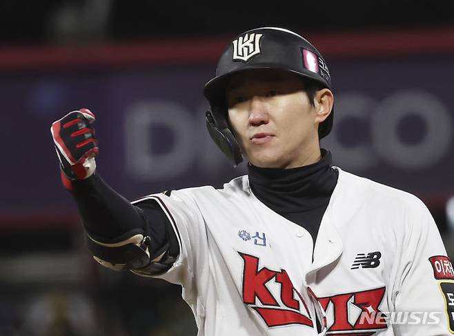 [수원=뉴시스] 김근수 기자 = 10일 오후 경기 수원시 kt위즈파크에서 열린 2023 KBO 한국시리즈 3차전 LG 트윈스와 kt 위즈의 경기, 5회말 1사 주자 2,3루 상황에서 kt 김민혁이 1타점 우중간 1루타를 치고 기뻐하고 있다. 2023.11.10. ks@newsis.com