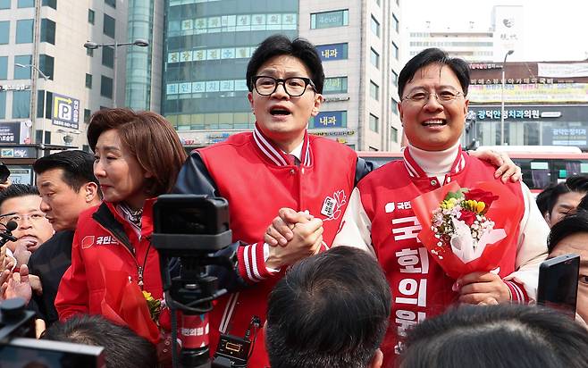 지난 3월 19일 장진영 국민의힘 서울 동작갑 후보가 한동훈 국민의힘 비상대책위원장과 선거 유세를 하고 있다. (출처:연합뉴스)    