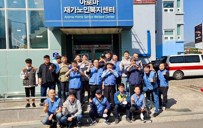 광양제철소 아름드리 나눔 푸드 재능봉사단이 지난 1일 아로마 재가복지센터에서 봉사활동을 펼쳤다. 광양제철소 제공