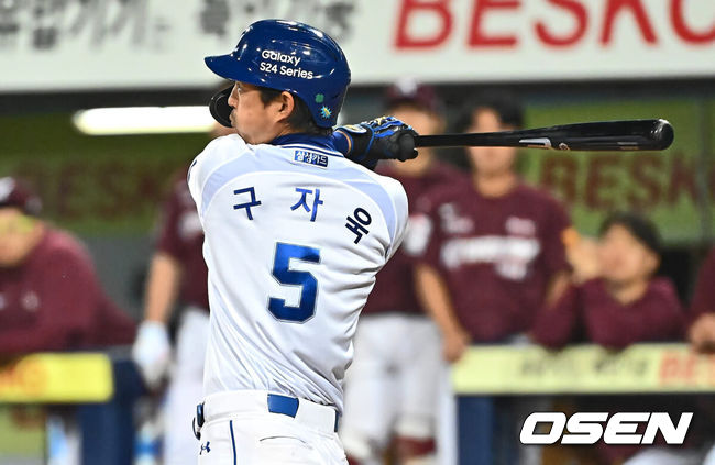 [OSEN=대구, 이석우 기자] 2일 대구 삼성라이온즈파크에서 2024 신한 SOL 뱅크 KBO 리그 삼성 라이온즈와 키움 히어로즈의 경기가 열렸다. 7년 차 우완 김선기를 선발로 내세운 키움 히어로즈와 시즌 첫 맞대결 벌이는 삼성 라이온즈는 ‘푸른피 에이스’ 원태인을 선발로 올렸다.삼성 라이온즈 구자욱이 8회말 2사 2, 3루 2타점 우중간 가르는 적시 2루타를 치고 있다. 2024.04.02 / foto0307@osen.co.kr