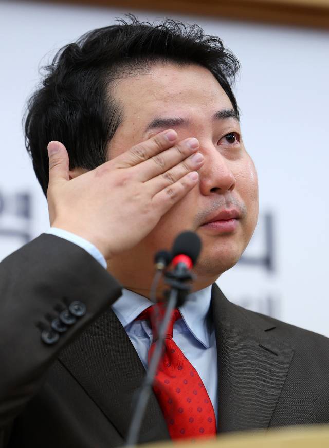 ▲'막말 논란'으로 부산 수영구 공천이 취소된 장예찬 전 국민의힘 청년최고위원이 18일 오후 부산 연제구 부산시의회에서 기자회견을 열고 눈물을 닦고 있다. 장 전 청년최고위원은 무소속 출마를 선언했다. ⓒ연합뉴스