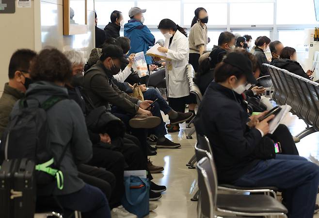 의과대학·대학병원 교수들이 외래 진료와 수술을 줄이기로 한 1일 오전 서울 한 대학병원에서 환자와 내원객들이 진료를 기다리고 있다. 연합뉴스