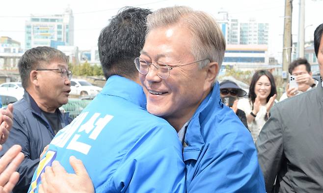 문재인 전 대통령이 2일 울산 동구 항일독립운동의터전인 보성학교전시관을 방문, 민주당 동구 국회의원 김태선 후보와 포응을 하고 있다. 뉴시스