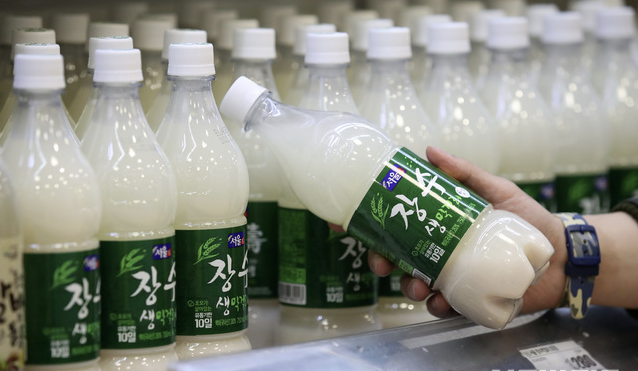 막걸리 제조업체 서울장수는 15년만에 장수 생막걸리 출고가격을 120원 인상한다고 밝혔다. 인상된 가격은 다음달 1일 출고되는 제품부터 적용된다. 장수 생막걸리의 경우 편의점 평균 가격 기준 1600원에 판매될 예정이다. 9일 서울 시내의 한 대형마트에서 장수생막걸리가 판매되고 있다. 사진 = 뉴시스
