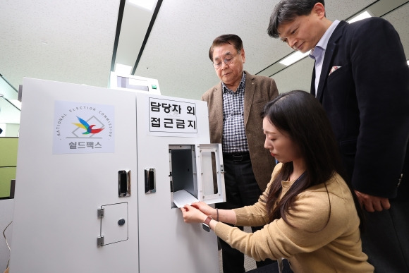 5일까지 선상에서 투표해요 - 4·10 총선 선상투표가 시작된 2일 인천시선거관리위원회에서 정당추천위원들이 지켜보는 가운데 선상투표지를 실드팩스(선상투표지 수신용 복합기)로 접수하고 있다. 선상투표는 이날부터 5일까지 실시된다. 연합뉴스