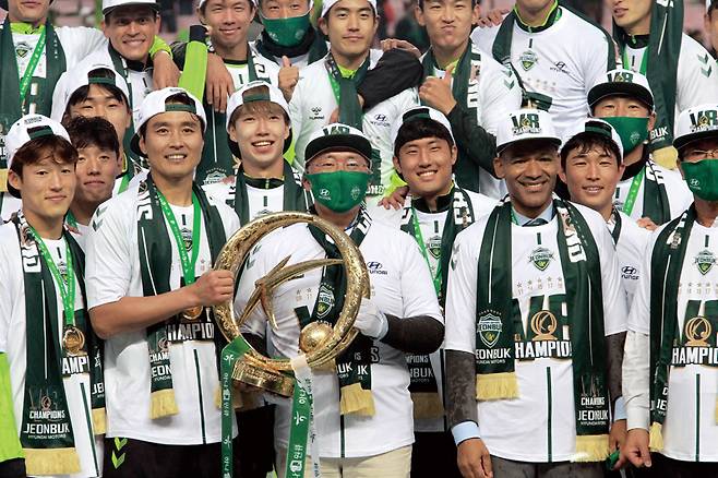 2020년 11월1일 정의선 현대차그룹 회장(오른쪽)과 이동국이 우승컵을 들고 기뻐하고 있다. ⓒ현대자동차그룹 제공