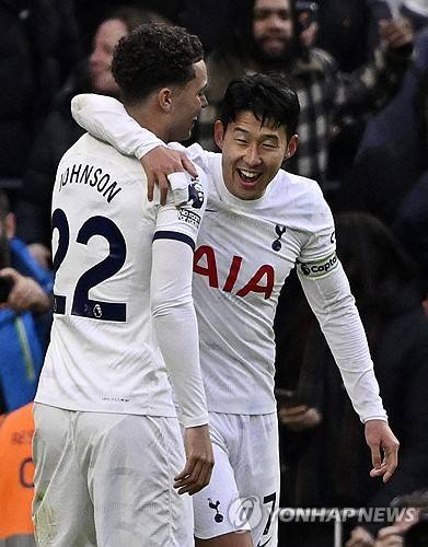 루턴 타운전에서 특급 조커로 활약한 존슨의 뒤에는 손흥민이 있었다. 손흥민은 경기에 앞서 존슨에게 존슨이 경기를 바꿀 수 있다며 용기를 불어넣었고, 후반전 시작과 동시에 교체 투입된 존슨은 손흥민의 결승골을 도운 걸 비롯해 맹활약을 펼치며 손흥민에게 보답했다. 자신이 할 수 있는 일을 하면서 가치를 증명하고 있는 존슨이다. 그런 존스의 뒤에는 든든한 주장 손흥민의 지원이 있다. 사진 연합뉴스