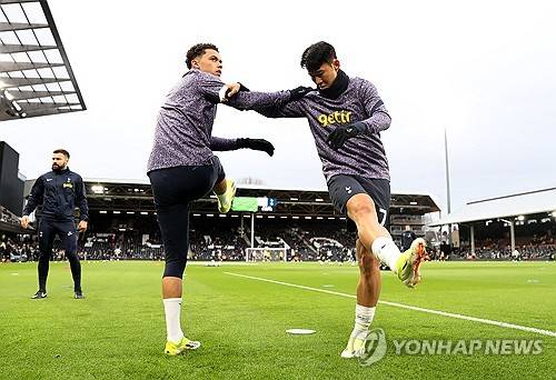 루턴 타운전에서 특급 조커로 활약한 존슨의 뒤에는 손흥민이 있었다. 손흥민은 경기에 앞서 존슨에게 존슨이 경기를 바꿀 수 있다며 용기를 불어넣었고, 후반전 시작과 동시에 교체 투입된 존슨은 손흥민의 결승골을 도운 걸 비롯해 맹활약을 펼치며 손흥민에게 보답했다. 자신이 할 수 있는 일을 하면서 가치를 증명하고 있는 존슨이다. 그런 존스의 뒤에는 든든한 주장 손흥민의 지원이 있다. 사진 연합뉴스