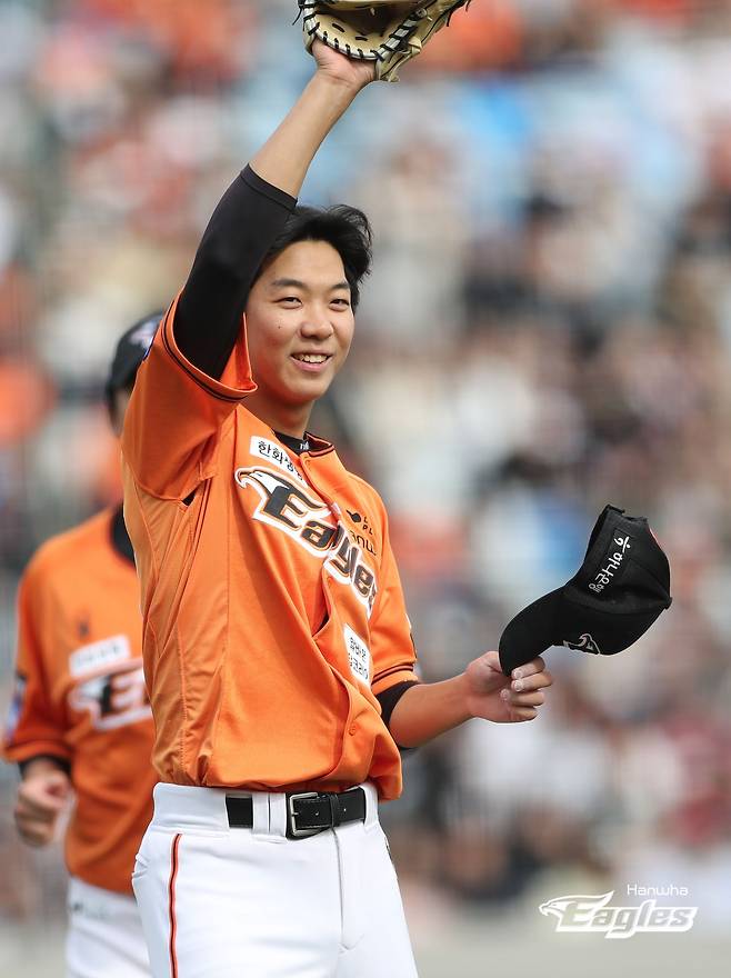 한화 이글스 신인 투수 황준서가 3월 31일 대전 한화생명이글스파크에서 열린 2024 신한 SOL Bank KBO리그 KT 위즈와의 홈경기에 선발 등판해 호투한 뒤 웃으며 인사하고 있다. 황준서는 이날 5이닝 3피안타 1피홈런 2사구 5탈삼진 1실점으로 기대 이상의 피칭을 선보였다. 고졸 신인 데뷔전 선발승을 따내며 실력을 입증했다. 한화는 14-3으로 대승을 거두며 7연승을 달렸다. 한화 이글스 제공
