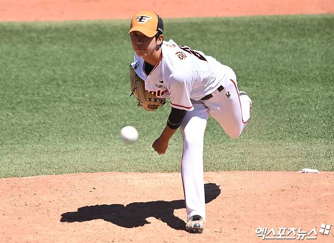 한화 이글스 신인 투수 황준서가 스프링캠프에서 투구하고 있다. 황준서는 3월 31일 대전 한화생명이글스파크에서 열린 2024 신한 SOL Bank KBO리그 KT 위즈와의 홈경기에 선발 등판해 5이닝 3피안타 1피홈런 2사구 5탈삼진 1실점으로 기대 이상의 피칭을 선보였다. 고졸 신인 데뷔전 선발승을 따내며 실력을 입증했다. 한화는 14-3으로 대승을 거두며 7연승을 달렸다. 엑스포츠뉴스 DB