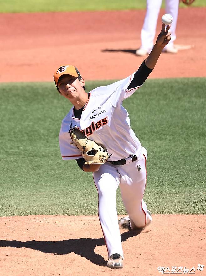 한화 이글스 신인 투수 황준서가 스프링캠프에서 투구하고 있다. 황준서는 3월 31일 대전 한화생명이글스파크에서 열린 2024 신한 SOL Bank KBO리그 KT 위즈와의 홈경기에 선발 등판해 5이닝 3피안타 1피홈런 2사구 5탈삼진 1실점으로 기대 이상의 피칭을 선보였다. 고졸 신인 데뷔전 선발승을 따내며 실력을 입증했다. 한화는 14-3으로 대승을 거두며 7연승을 달렸다. 엑스포츠뉴스 DB