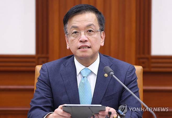 비상경제장관회의 주재하는 최상목 부총리 (서울=연합뉴스) 김도훈 기자 = 최상목 경제부총리 겸 기획재정부 장관이 28일 오후 정부서울청사에서 열린 비상경제장관회의를 주재하고 있다. 2024.3.28 superdoo82@yna.co.kr