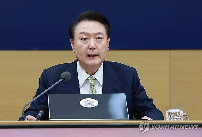윤석열 대통령, 국무회의 발언 (세종=연합뉴스) 홍해인 기자 = 윤석열 대통령이 2일 정부세종청사에서 열린 국무회의에서 발언하고 있다. 2024.4.2 hihong@yna.co.kr