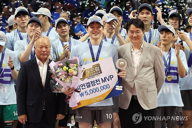 챔피언결정전 MVP 정지석 (안산=연합뉴스) 홍기원 기자 = 2일 경기도 안산상록수체육관에서 열린 프로배구 V리그 남자부 챔피언결정전 3차전 OK금융그룹 읏맨과 대한항공 점보스의 경기. 대한항공이 이날 경기에서 세트 점수 3-2로 승리하며 챔피언 자리에 오른 뒤 챔피언결정전 MVP로 선정된 정지석이 기념 촬영하고 있다. 2024.4.2 xanadu@yna.co.kr