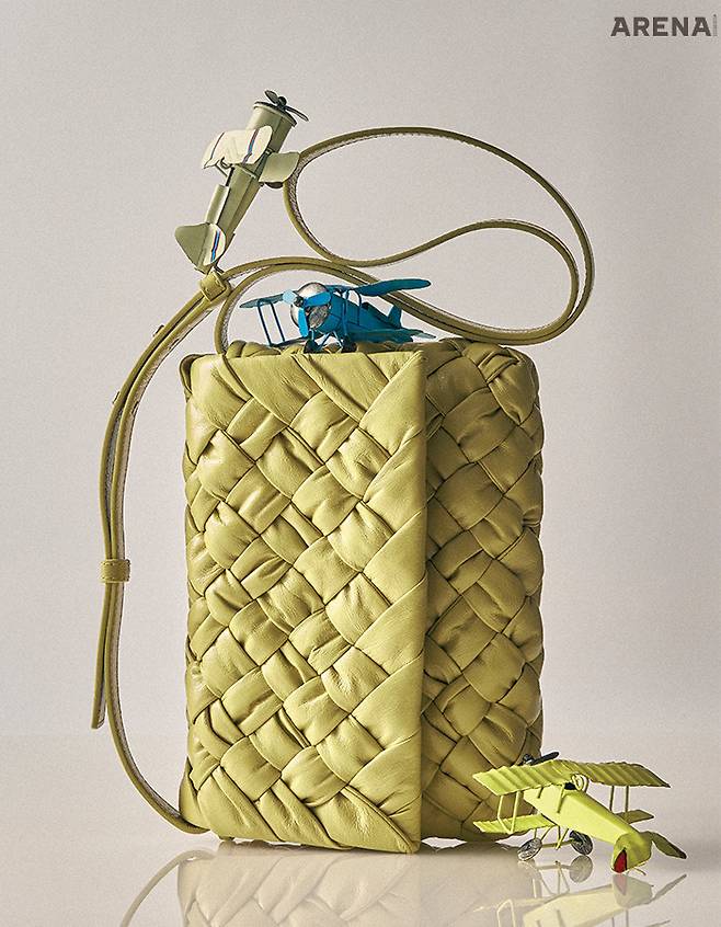 부드러운 옐로 컬러의 럼플 백 가격미정 보테가 베네타 제품.