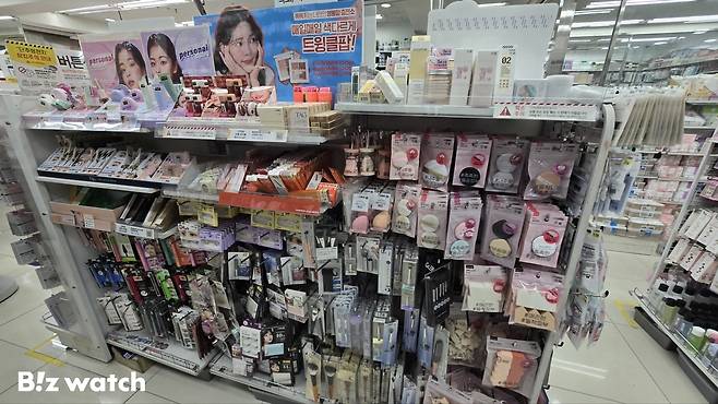 다이소 화장품 매대 / 사진=김지우 기자 zuzu@