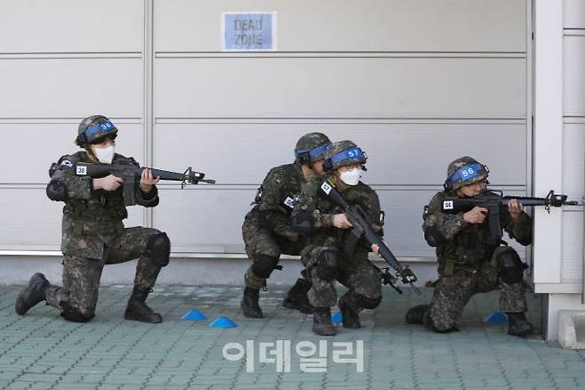 서울 서초과학화예비군훈련장에서 예비군들이 실전과 같은 시가지 건물 지역전투 쌍방교전을 하고 있다. (사진=국방부)