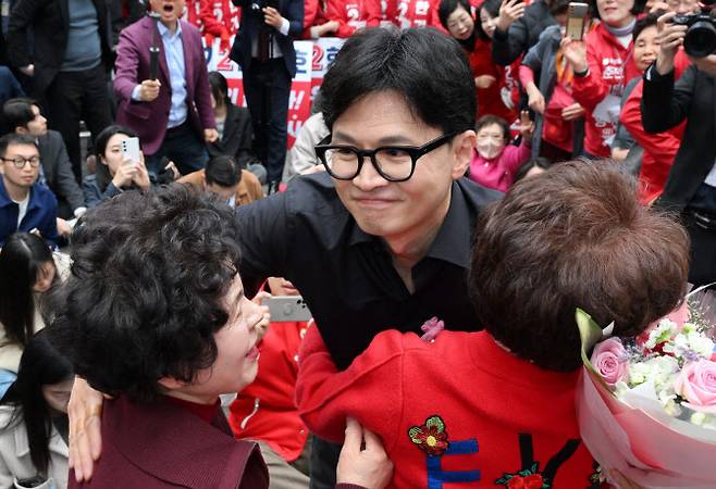 한동훈 국민의힘 비상대책위원장 겸 총괄 선거대책위원장이 3일 강원 춘천 명동에서 열린 김혜란(강원 춘천시철원군화천군양구군갑) 후보, 한기호(강원 춘천시철원군화천군양구군을) 후보의 지원유세에서 지지자들과 포옹하고 있다.(사진=연합뉴스)