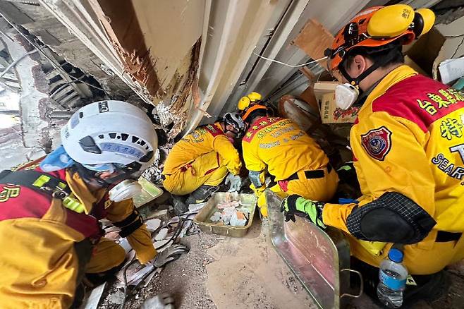 3일 규모 7.2 강진이 발생한 대만 화롄 지역의 파손된 건물에서 구조대원들이 생존자를 수색하고 있다. (사진=AFP)