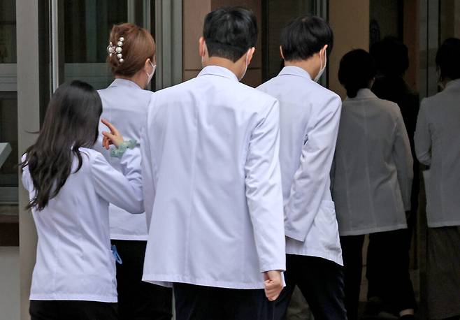 사진은 기사 내용과 관련이 없음. 한 상급종합병원에서 의료진이 이동 중이다. [사진=뉴스1]