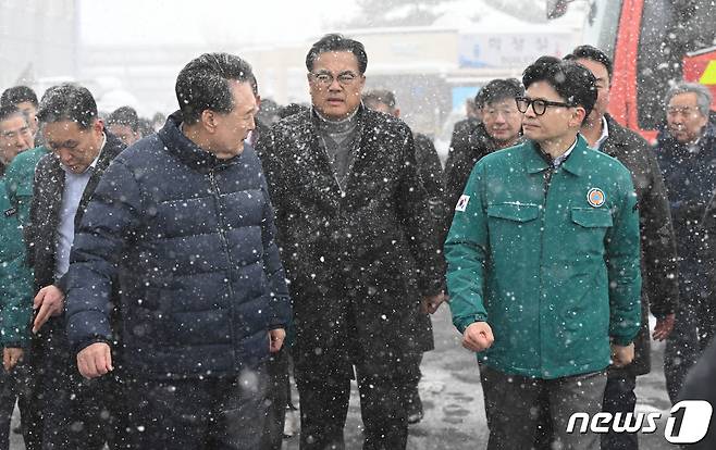 윤석열 대통령과 한동훈 국민의힘 비상대책위원장이 충남 서천 특화시장 화재 현장을 나란히 방문해 피해 상황을 점검하고 있다. (대통령실 제공) 2024.1.23/뉴스1 ⓒ News1 오대일 기자