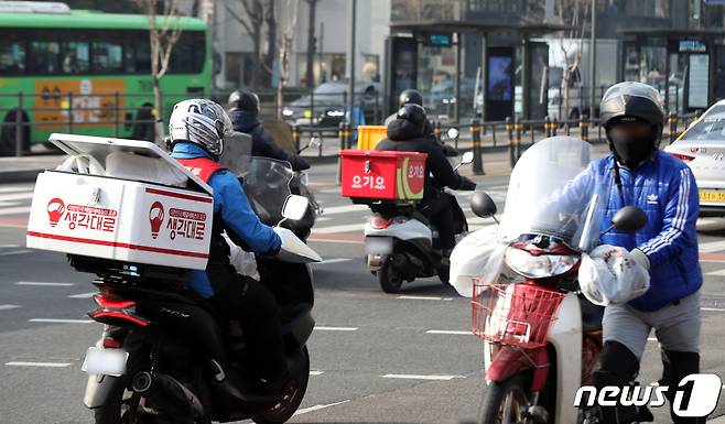 서울 광화문 사거리에서 음식배달 종사자가 도로를 주행하고 있다. /뉴스1 ⓒ News1 황기선 기자