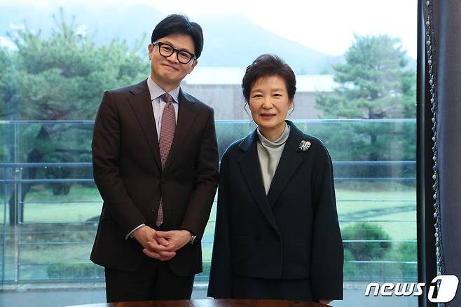 한동훈 국민의힘 총괄선대위원장 26일 오전 대구 달성군 박근혜 전 대통령 사저에서 박 전 대통령을 예방 하고 있다. (국민의힘 제공) 2024.3.26/뉴스1 ⓒ News1 송원영 기자
