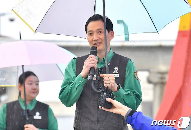 송영관 사육사가 3일 오전 용인 에버랜드 장미원에서 중국으로 떠나는 자이언트 판다 '푸바오' 팬들에게 보내는 감사 편지를 낭독하고 있다. 2024.4.3/뉴스1 ⓒ News1 사진공동취재단