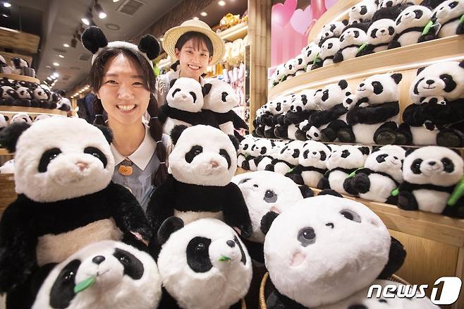 에버랜드는 아기 판다 푸바오에 인기에 판다 관련 상품 판매량도 급증하며 인기를 끌고 있다고 28일 밝혔다. 에버랜드에 따르면 카카오톡 대화방에서 이용하는 '푸바오는 한 살' 판다 이모티콘이 출시 2년여 만에 인기순위 톱100에 재진입하며 역주행하고 있는 것으로 나타났다. . (에버랜드 제공) 2023.6.28/뉴스1
