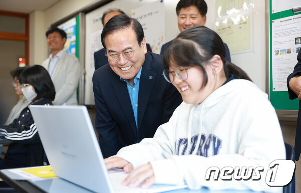 서거석 전북교육감이 스마트기기보급사업을 통해 지급받은 노트북으로 공부하고 있는 학생을 격려하고 있다.(전북교육청 제공)/뉴스1