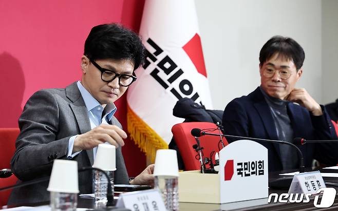 국민의힘 한동훈 비상대책위원장과 김경율 비대위원이 지난 1월 25일 오전 서울 여의도 중앙당사에서 열린 비대위 회의에 참석하고 있다. 2024.1.25/뉴스1 ⓒ News1 구윤성 기자