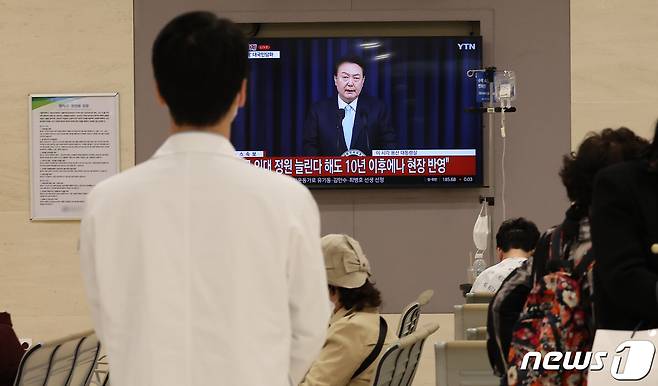 1일 서울 한 대학병원에서 의료진과 대기중인 환자들이 윤석열 대통령의 '의대 개혁' 관련 대국민 담화 발표를 시청하고 있다. .2024.4.1/뉴스1 ⓒ News1 김성진 기자