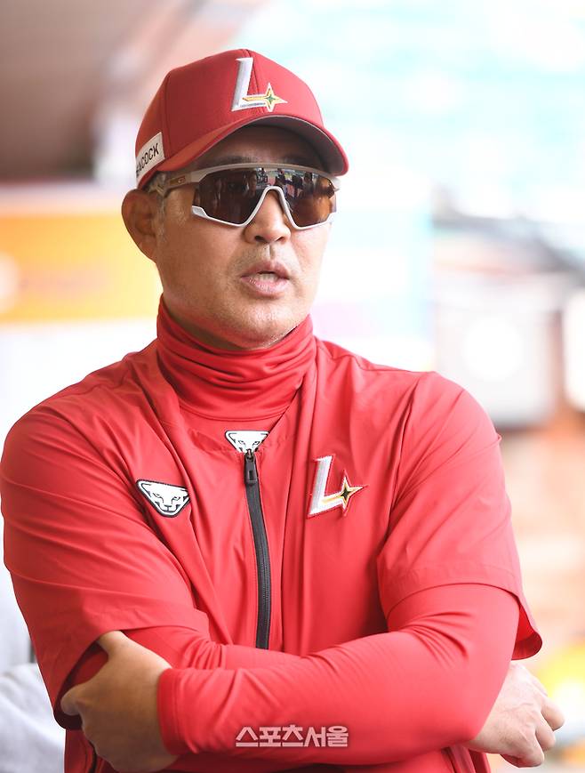 SSG 이숭용 감독이 지난달 27일 인천 SSG랜더스필드에서 열리는 2024 KBO리그 한화와 경기에 앞서 기자들과 이야기를 나누고 있다. 문학 | 최승섭기자 thunder@sportsseoul.com