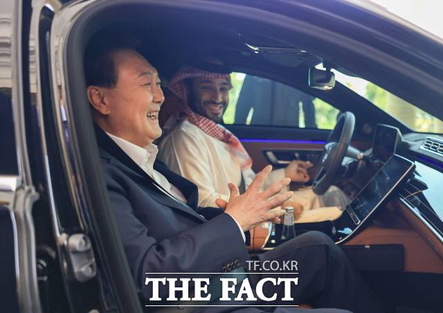 대통령실은 3일 우리 기업이 약 9조7000억 원 규모의 사우디아라비아 인프라 건설 공사를 수주한 데 대해 "정상외교의 성과"라고 평가했다. 2023년 10월 24일(현지시간) 사우디아라비아를 국빈 방문 중인 윤석열 대통령이 24일(현지시간) 리야드 영빈관에서 모하메드 빈 살만 왕세자와 환담을 마친 뒤 미래투자 이니셔티브 포럼(FII) 행사장으로 향하는 차량에 탑승해 대화하는 모습. /대통령실 제공
