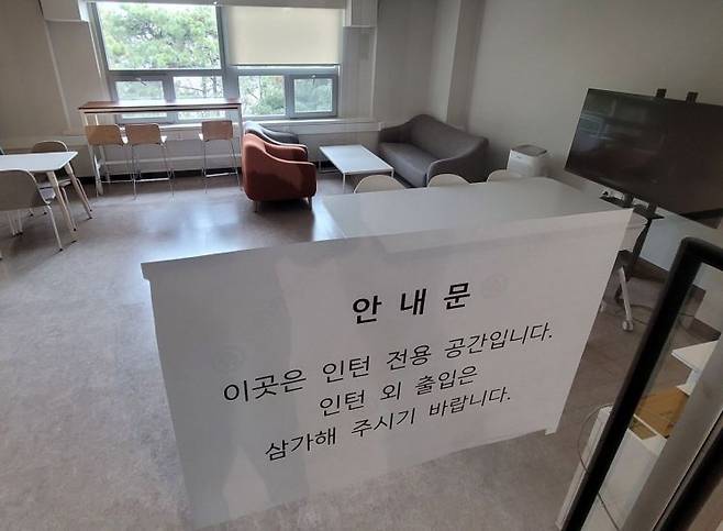 인턴들의 임용 등록 마감인 2일 서울시내 한 대학병원에 비어있는 인턴 전용 공간.[이미지출처=연합뉴스]