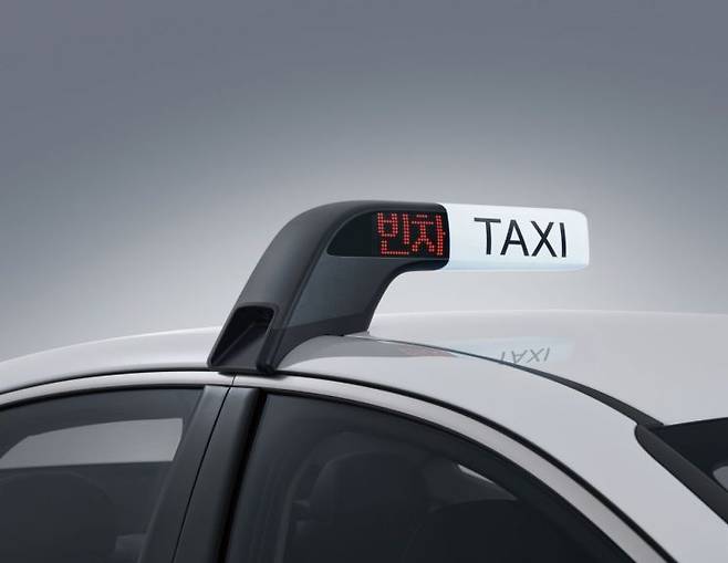 8세대 쏘나타 택시에 장착된 스마트 택시 표시등[사진=현대차]