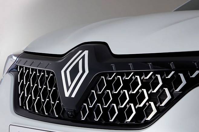 소형 SUV 아르카나에 적용한 르노코리아의 새 엠블럼. 본사에서 쓰는 로고로 마름모라는 뜻의 로장주라고 부른다. 현재 국내에선 XM3, 해외 수출분은 아르카나로 부르는 차종이다.[사진제공:르노코리아]