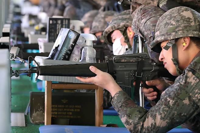 경북 경산시 예비군 훈련장에서 예비군들이 실탄 사격훈련을 하고 있다. 기사와 직접적인 관련이 없음. /뉴스1