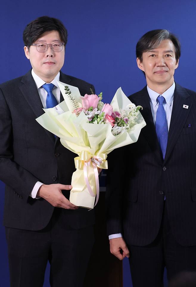 이규원 검사가 지난달 11일 여의도 조국혁신당 당사에서 열린 입당 환영식에서 조국 대표로부터 꽃다발을 받고 포즈를 취하고 있다. /연합뉴스