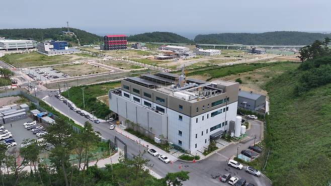 부산 기장군 장안읍 '전력반도체 특화지구' 안에 있는 '전력반도체 상용화센터' 전경./부산시