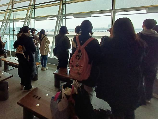 3일 오후 4시 20분쯤 인천국제공항 제1여객터미널 4층 전망대에서 푸바오를 배웅하러 온 팬들이 활주로를 보고 있다. /김영우 기자