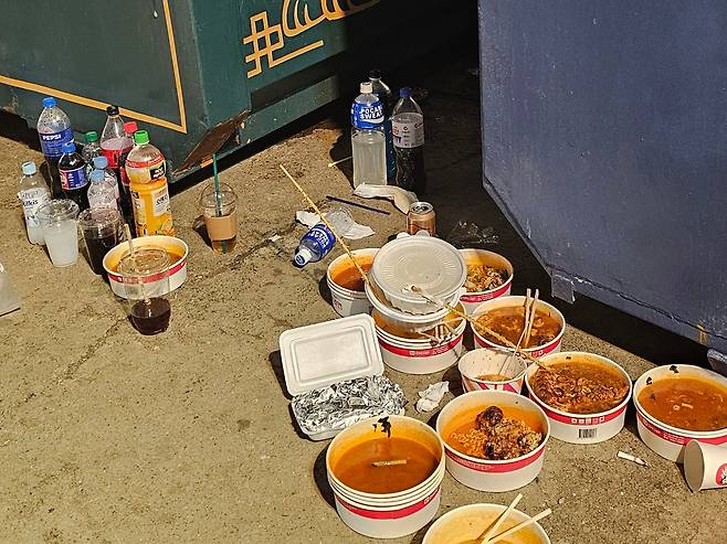 지난 2일 서울 여의도 한강공원 길가에 먹다 남은 라면, 배달 음식 용기와 플라스틱 음료병이 바닥에 버려져 있다. /조연우 기자